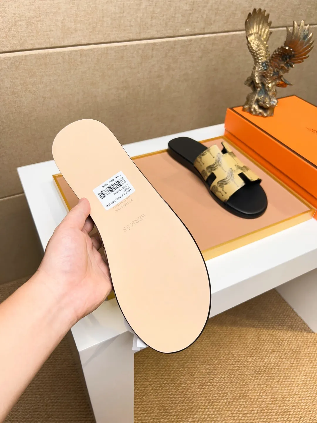 Men's clothing and shoes 💰280 💅💅💅 new arrival. Hermes Hermes official website latest counter synchronized new oran color leather H slippers, the original Paris version flew back to the original model and opened the mold to make it perfectly🍌The highest quality Sincerity, you can enter and leave the counter at will [Deyi] The upper is made of original customized  colored palm prints, crocodile print, ostrich print, colored cow leather, colored cow suede, 🤔 horse hair, 🥳 colored diamonds, 🥰 3D printing, and other genuine leather slippers, imported cow pattern foot pad lining, Italian  latest original genuine leather combination outsole Code number: 38-48 (customized at 46.47.48) Can be made into picture combination sole with genuine leather pattern and ordinary molded outsole